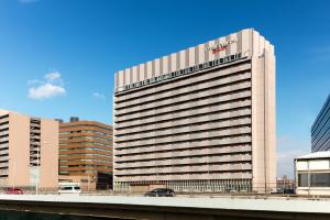 大阪新大阪车站万怡酒店的一座高大的建筑,上面有标志