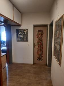 格拉茨Quiet Room with shared kitchen bathroom的一间空房间,墙上挂着一扇门和绘画作品