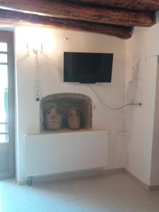SpílionHeracles Traditional Cretan Houses的客厅的墙上配有平面电视。