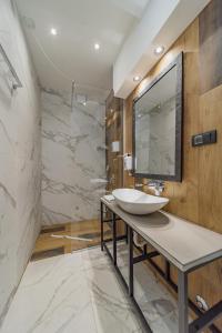 贝尔格莱德Hotel City Code Vizura garni RENEW的一间带水槽和镜子的浴室