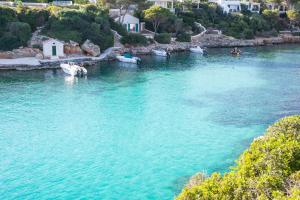 卡拉恩·布拉內斯Pierre & Vacances Menorca Cala Blanes的一大片水,里面装有船