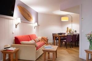 比亚里茨Résidence Pierre & Vacances Premium Haguna的客厅配有沙发和桌子