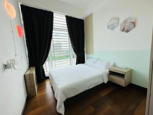 新山Paragon Residence 8-12pax-Big Balcony with BBQ的一间卧室设有一张床和一个大窗户