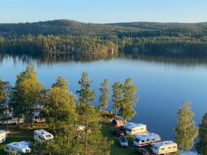 RamvikSnibben Höga Kusten的湖上一群露营区空中景观