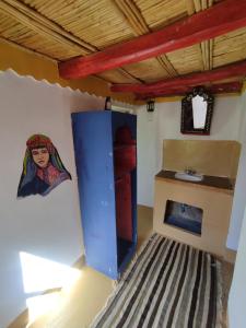 Aït IdaïrRiad Les 5 Lunes的客房设有冰箱和炉灶。