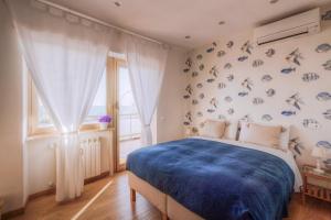 奇维塔韦基亚卡萨苏尔马尔住宿加早餐旅馆的一间卧室设有蓝色的床和窗户。