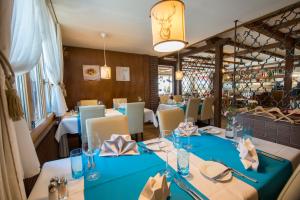 布奥克斯Hotel Sternen的一间配备有蓝色桌椅的用餐室