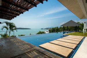 苏梅岛Bluemango Pool Villa & Resort Koh Samui的一座背景海洋的游泳池