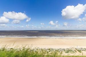 大雅茅斯Superb 6 Berth, Dog Friendly Caravan For Hire By The Beach In Norfolk Ref 50008m的享有海滩美景,背景为大海