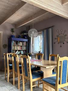 武克塔Samsara - Prawdziwa Agroturystyka的一间带木桌和椅子的用餐室