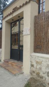 塞哥维亚Casa Agapito Marazuela的门屋的前门