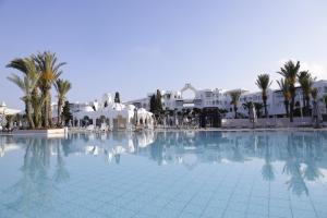 哈马马特The Mirage Resort & SPA的一座棕榈树和建筑的大型游泳池