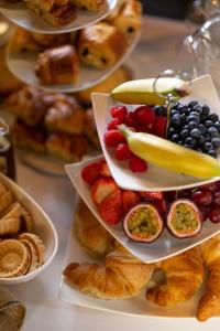 弗希塔HOTEL BREMER TOR, Bestes Hotelfrühstück, Self-Check-In 24 h的桌上的水果和其他食物