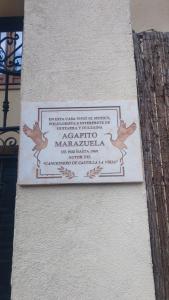 塞哥维亚Casa Agapito Marazuela的建筑的一侧有鸟的标志