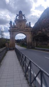 塞哥维亚Casa Agapito Marazuela的路边拱门