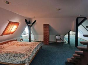 RochlitzApartment in Villa Rochlitz的一间卧室设有一张大床和一个窗户。
