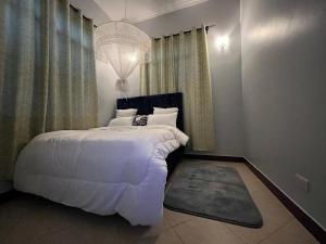 Romantic, Stunning & Authentic Ensuited Master Bedroom客房内的一张或多张床位