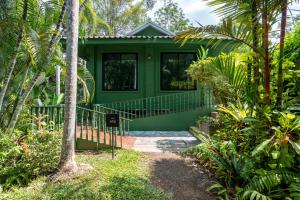 Tha Lane BayBlu Monkey Pooltara Krabi Hotel & Villas Pet Friendly的花园中的一个绿色房子