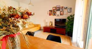 多列毛利诺斯Vive la vida: Torremolinos (1ª línea)的客厅配有带花瓶的桌子