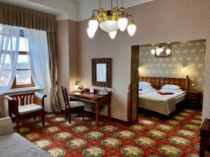 雷恩雷恩萨默克酒店的酒店客房设有两张床、一张桌子和一面镜子