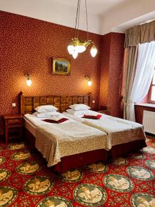 雷恩雷恩萨默克酒店的红色墙壁客房的两张床