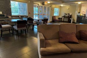 大学城贝蒙特套房酒店 - 大学城的客厅配有沙发和桌椅