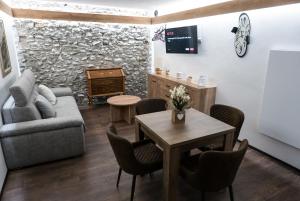 奥斯塔Casa Nenette VDA-AOSTA- n0108的客厅配有桌子和沙发