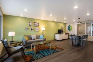 大急流城WoodSpring Suites Grand Rapids Kentwood的客厅配有沙发和桌子
