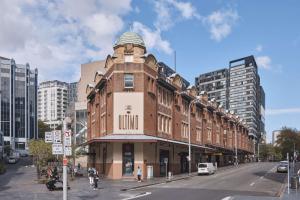 悉尼阿尔提莫酒店的城市街道拐角处的建筑物
