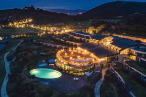 波尔图·埃尔科莱Argentario Golf & Wellness Resort的夜间从空中欣赏大楼的景色