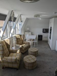 米尔波特Wee Cumbrae View的带沙发、椅子和桌子的客厅