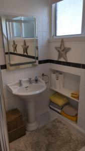 米尔波特Wee Cumbrae View的一间带水槽和镜子的浴室
