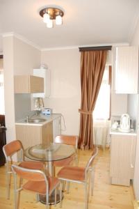库萨雷Qusar Olimpik Hotel and Cottages的厨房配有桌椅和水槽。