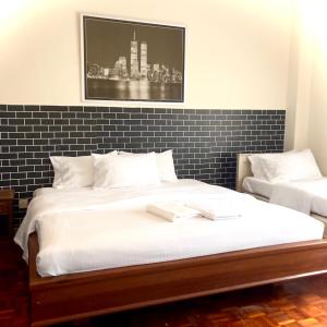 彭亨Selesa hill homestay的一间卧室配有一张带白色床单的大床