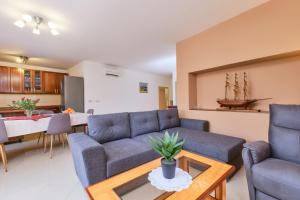 木洛希尼Apartment Dino 1的客厅配有沙发和桌子