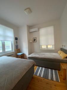 派尔努Vanapargi Apartments的一间卧室设有两张床和窗户。