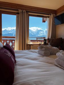 科尔顿Le Chalet Hôtel Cordon Adults Only的一间带一张床的卧室,享有山景