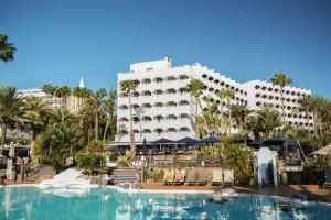 圣阿古斯丁Corallium Beach by Lopesan Hotels - Adults Only的大楼前设有游泳池的酒店