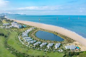 格卢市社Melia Vinpearl Cua Hoi Beach Resort的享有度假胜地和海滩的空中景致