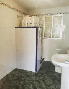 波萨达斯Dama Rural的一间带卫生间和水槽的浴室