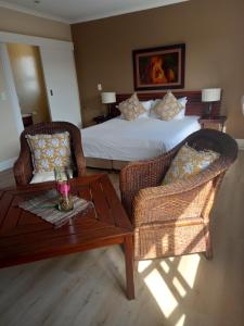 开普敦罗氏宾馆的酒店客房配有一张床、两把椅子和一张桌子