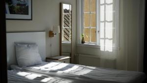 卡尔马希尔达酒店的一间卧室设有一张床和一个窗口
