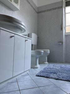 伦诺Cà del Fili的一间带水槽、卫生间和地毯的浴室