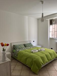 伦诺Cà del Fili的一间卧室配有绿床和毛巾