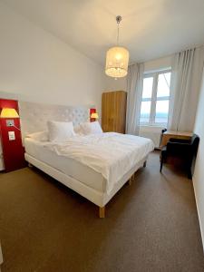 布拉格Holiday home Prague的卧室配有一张白色大床和吊灯。