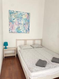 斯维诺乌伊希切Platan 17的卧室配有一张床,墙上挂有绘画作品