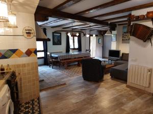 阿尔克萨尔La Cocineta - Zaracatralla的客厅配有沙发和桌子
