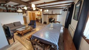 阿尔克萨尔La Cocineta - Zaracatralla的客厅配有桌子和沙发