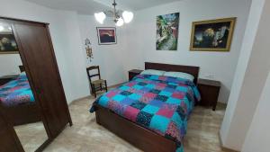 阿尔克萨尔La Cocineta - Zaracatralla的一间卧室配有一张床和一把椅子