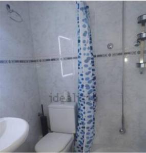 瓦伦西亚HABITACION INDIVIDUAL的带淋浴、卫生间和盥洗盆的浴室